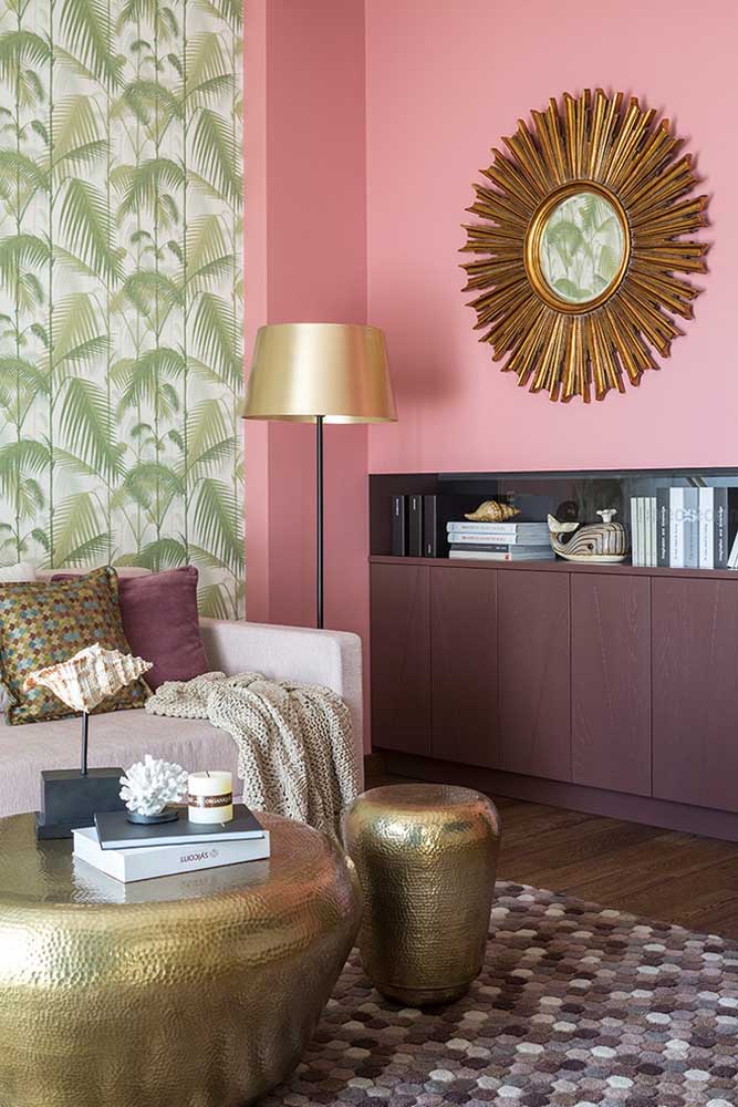 Sur le mur a été utilisée la couleur rose plus douce qui fait une combinaison parfaite avec les meubles de la pièce et l'élément décoratif.