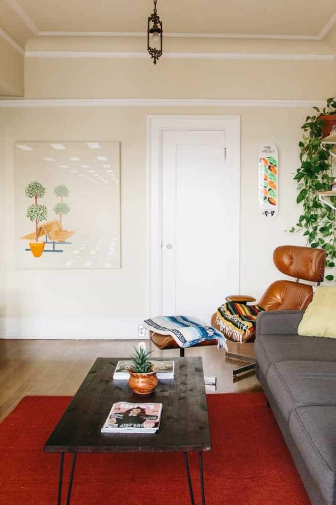 Les teintes claires de la peinture sont bien assorties avec le parquets en bois.